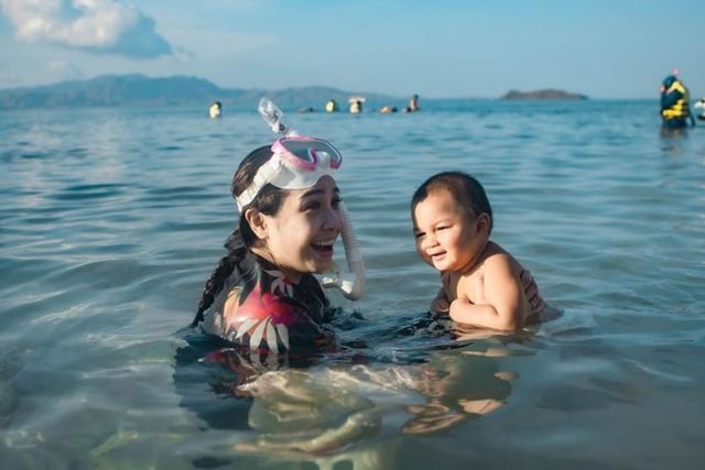 5 Momen Seru Nagita Slavina Liburan Bareng Kiano Tiger Wong di Laut (76973)