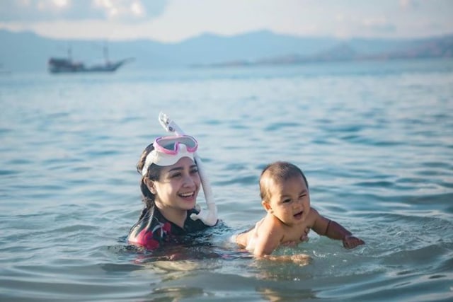 5 Momen Seru Nagita Slavina Liburan Bareng Kiano Tiger Wong di Laut (76975)