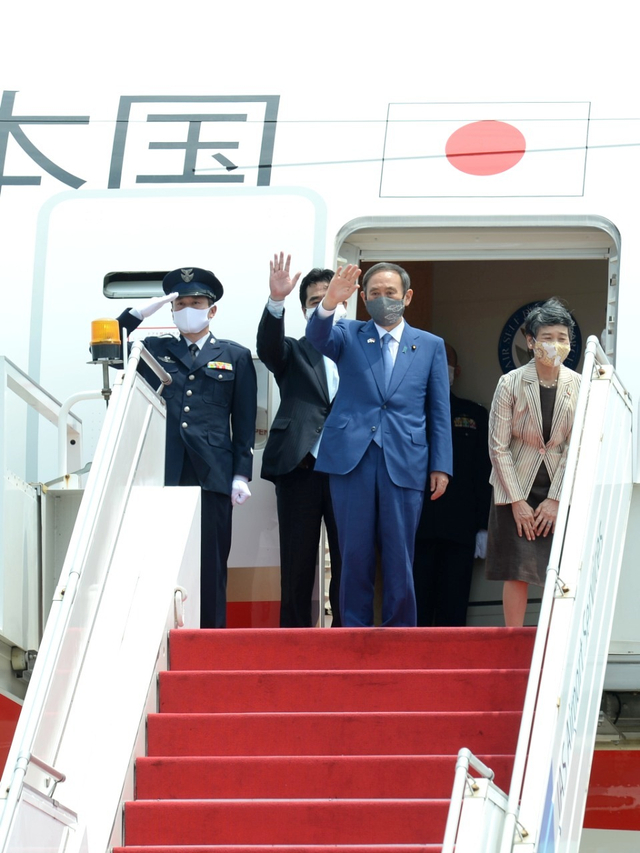 Keberangkatan PM Jepang Yoshihide dan Mariko Suga menuju Jepang di Bandara Internasional Soekarno-Hatta, Tangerang, Rabu (21/10). Foto: Kris/Biro Pers Sekretariat Presiden