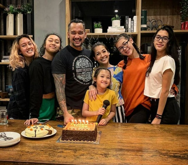 11 Tahun Menikah, Begini Potret Kemesraan Tora Sudiro dan Mieke Amalia (548744)