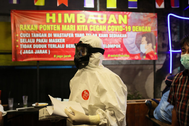 Petugas medis saat bersiap melakukan rapid test pengunjung warung kopi di Aceh guna memutus mata rantai penularan corona. Foto: Abdul Hadi/acehkini