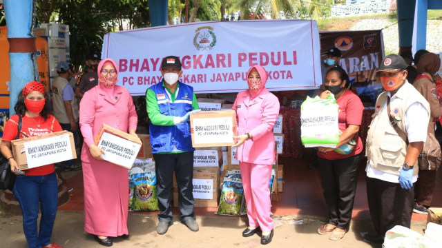 Bantuan masker dan sembako yang diberikan dari Bhayangkari cabang Jayapura Kota. (Dok Polresta Jayapura Kota)