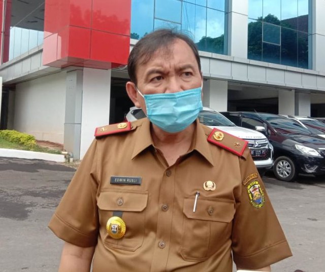 Kepala Dinas Kesehatan Kota Bandar Lampung Edwin Rusli saat diwawancarai awak media, Rabu (21/10) | Foto : Sidik Aryono/Lampung Geh