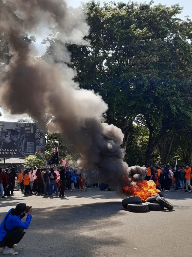 Aksi demonstrasi mahasiswa dan pelajar di Jambi menolak omnibus law. Foto: Yovy Hasendra