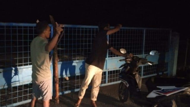 Warga Matui saat memboikot akses jalan di  pelabuhan kontainer. Foto: istimewa