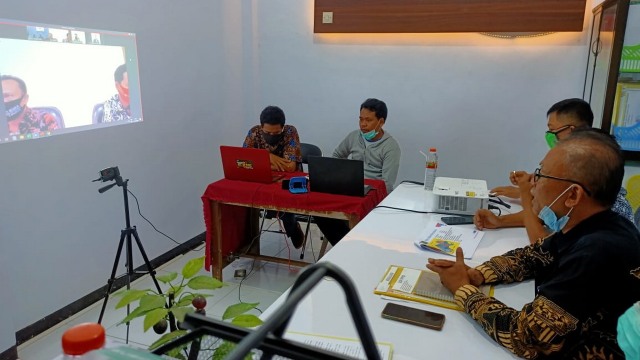 Suasana proses wawancara yang digelar secara virtual antara Komisi Informasi Provinsi Jawa Timur, dengan Pemdes Prayungan Kecamatan Sumberrejo. Rabu (21/10/2020)