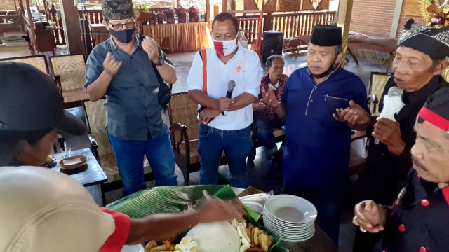 “KOPAT” (Komunitas Osing Pelestari Adat Tradisi) di Waroeng Kemarang, guna meninjau perkembangan proses pembangunan Patung Omprog Gandrung Terbesar