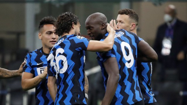 Pemain Inter Milan, Romelu Lukaku (kanan) merayakan gol.  Foto: Luca Bruno/Reuters