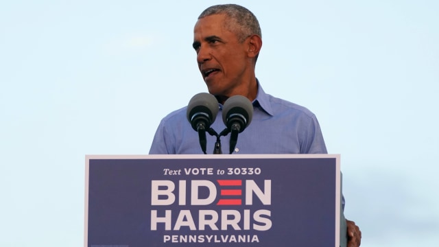 Mantan Presiden AS Barack Obama berpidato di depan para pendukung Biden-Harris selama demonstrasi drive-in di Philadelphia, Pennsylvania, Rabu (21/10/2020). Foto: Alex Edelman / AFP