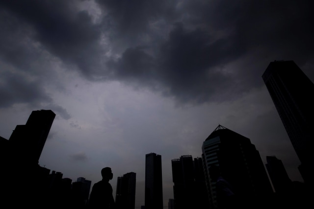 Suasana awan mendung di langit Jakarta, Rabu (21/10/2020). BMKG menyatakan saat ini tengah terjadi fenomena La Nina di Samudera Pasifik yang bisa menimbulkan kondisi cuaca ekstrem di Indonesia. Foto: Sigid Kurniawan/Antara Foto