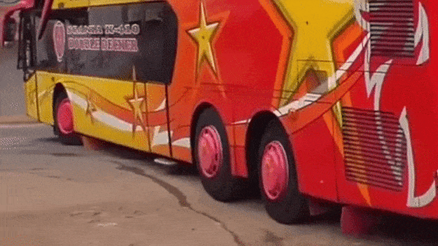 Bus Mewah Kekinian Ban Belakangnya Bisa Ikut Belok, Apa Gunanya? (116602)
