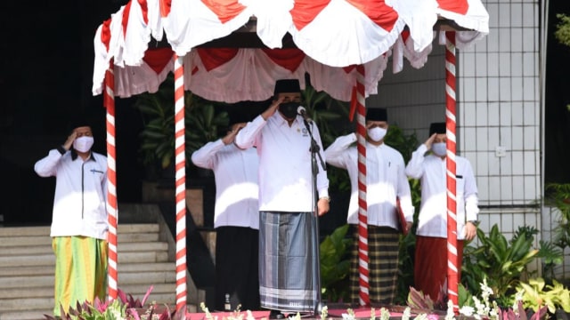 Menteri Agama Fachrul Razi saat menjadi inspektur upacara bendera memperingati Hari Santri Nasional 2020, di lapangan Kantor Kementerian Agama, Jakarta Pusat (22/10). Foto: Kemenag RI