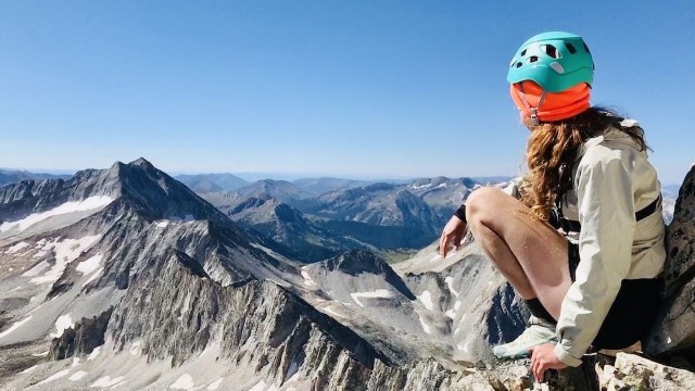 Pendaki wanita, Brittney Woodrum yang mendaki gunung di Colorado, untuk menggalang dana bagi pasien COVID-19 Foto: Shelterbox