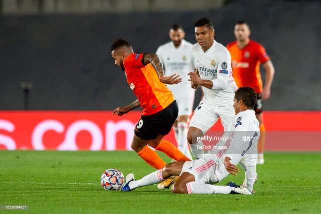 Varane dan Casemiro mencoba merebut bola dari Dentinho dalam laga perdana grup B UCL.