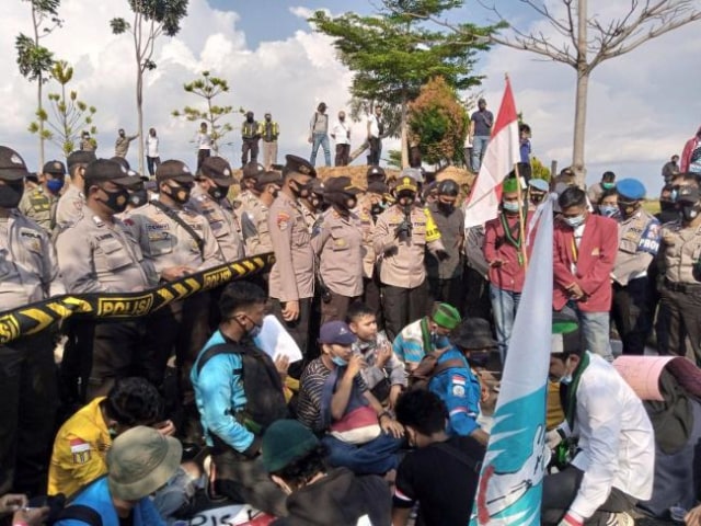 Kapolres Tanjungpinang, AKBP Fernando menemui pengunjuk rasa di hari pertamanya menjabat. (Foto: Afriadi/Batamnews)