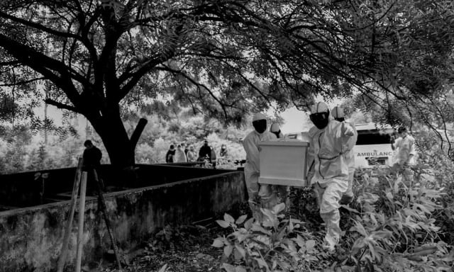 Pemakaman jenazah pasien COVID-19. Foto: Suparta/acehkini 