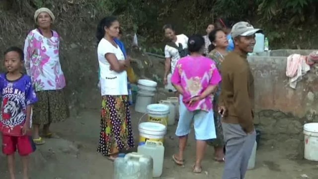 Warga Desa Bea Mese sedang mengantri air di salah satu bak penampung air. Foto: Engkos Pahing.