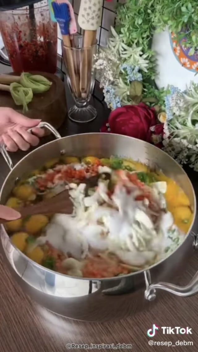 Perempuan Ini Buat Omelet Besar dari 80 Telur untuk Dibagikan ke Anak Jalanan (129199)