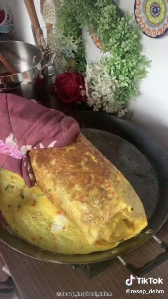 Perempuan Ini Buat Omelet Besar dari 80 Telur untuk Dibagikan ke Anak Jalanan (129200)