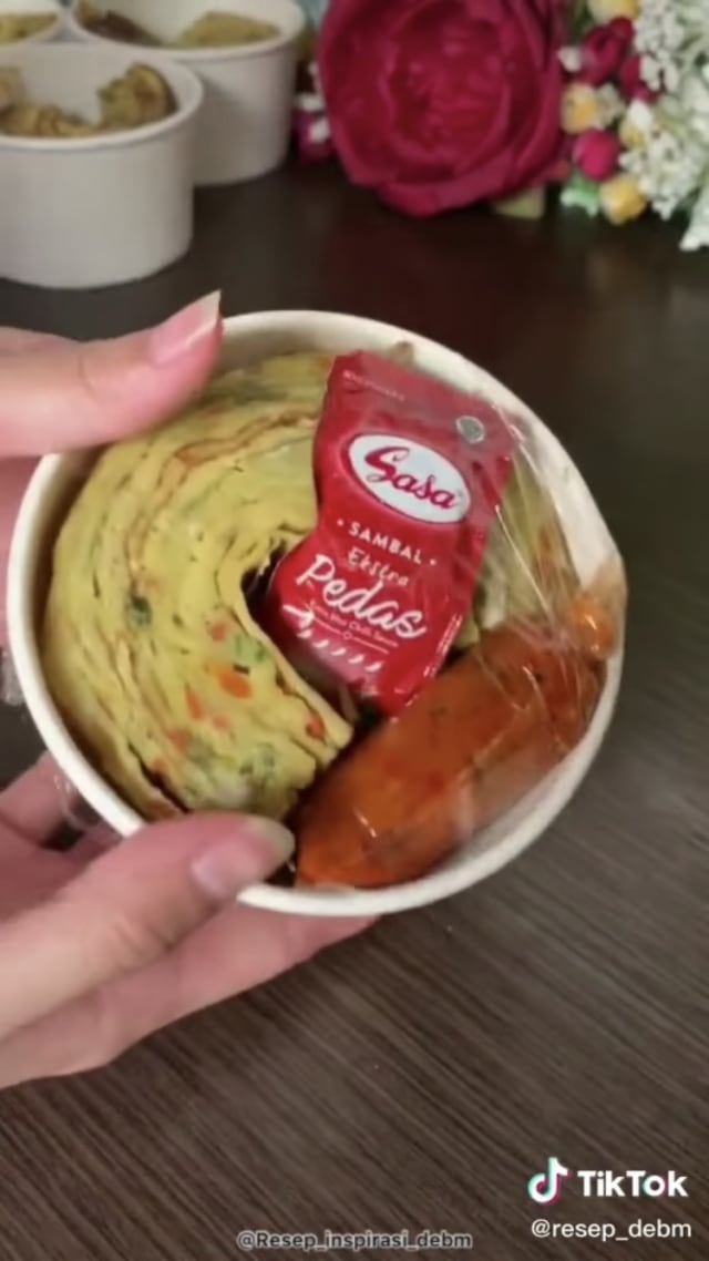 Perempuan Ini Buat Omelet Besar dari 80 Telur untuk Dibagikan ke Anak Jalanan (129201)