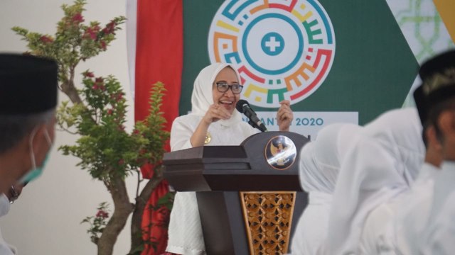 Bupati Bojonegoro, Dr Hj Anna Muawanah, saat beri sambutan dalam upacara peringatan Hari Santri Nasional (HSN) tingkat Kabupaten Bojonegoro, di Pendapa Malowopati Pemkab Bojonegoro. Kamis (22/10/2020)