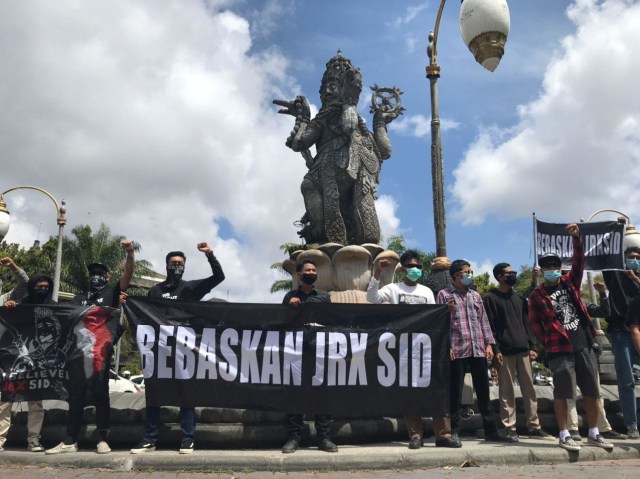 Aksi pendukung Jerinx dilakukan di depan patung Catur Muka, Denpasar, bali - IST