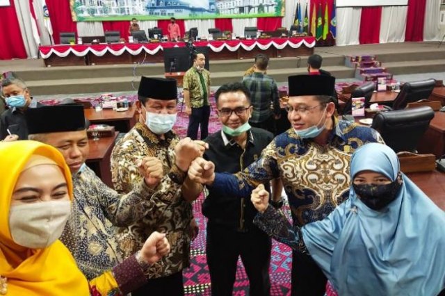 Waka II DPRD Kepri, Raden Hari Tjahyono (dua dari kanan) bersama fraksi PKS dan Isdianto (Foto:ist)