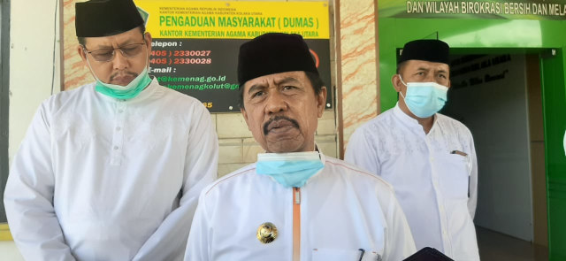 Bupati Kolaka Utara Nur Rahman didampingi Kepala Kemenag Kolut (kiri) H Baharuddin dan  Kadis Kominfo (kanan) Rahman.