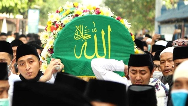 Jenazah Almarhum Dr. K.H. Abdullah Syukri Zarkasyi dibawa untuk dimakamkan di pemakaman keluarga PMDG. Foto: gontor.ac.id