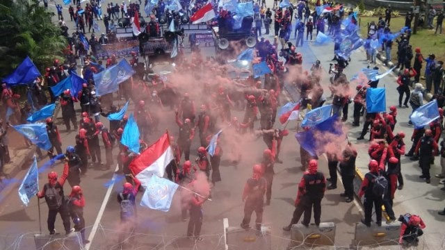 Buruh Tiba Di Patung Kuda, Mulai Demo Dengan Bakar Bom Asap Warna-warni ...