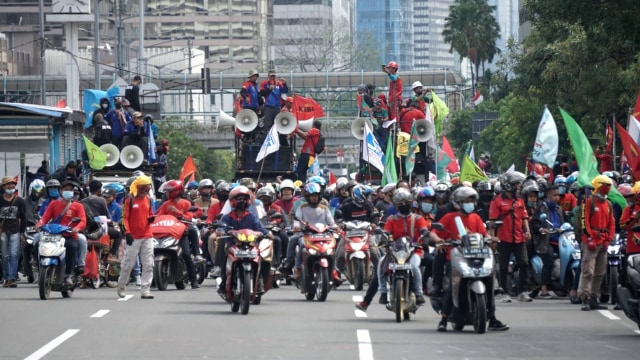 Massa aksi demo tolak Omnibus Law tiba di Kawasan Patung Kuda, Jakarta, Kamis (22/10). Foto: Iqbal Firdaus/kumparan