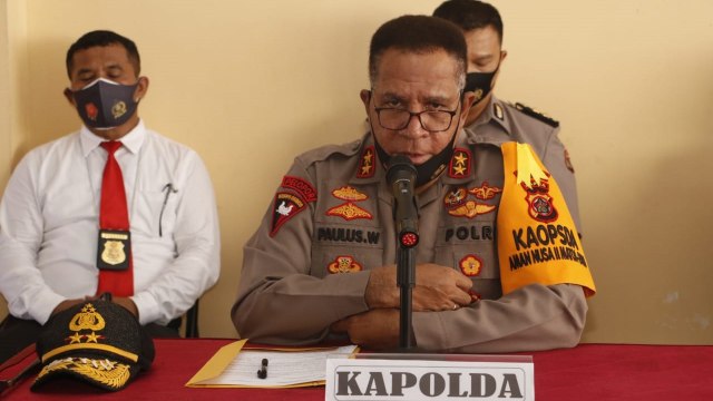 Kapolda Papua, Irjen Pol Paulus Waterpauw saat melakukan keterangan pers hasil OTT di Kantor Perwakilan Kabupaten Jayawijaya di Bandara Sentani Jayapura. (Dok Polda Papua)