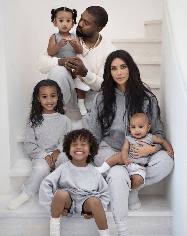 Kanye West, Kim Kardashian, dan anak-anaknya (Foto: Instagram/kimkardashian)