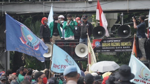 Sejumlah demonstran berunjuk rasa menolak UU Omnibus Law Cipta Kerja di Kawasan Patung Kuda, Jalan Merdeka Barat, Jakarta, Kamis (22/10).  Foto: Iqbal Firdaus/kumparan