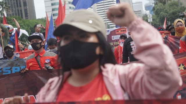 Sejumlah demonstran berunjuk rasa menolak UU Omnibus Law Cipta Kerja di Kawasan Patung Kuda, Jalan Merdeka Barat, Jakarta, Kamis (22/10). Foto: Iqbal Firdaus/kumparan