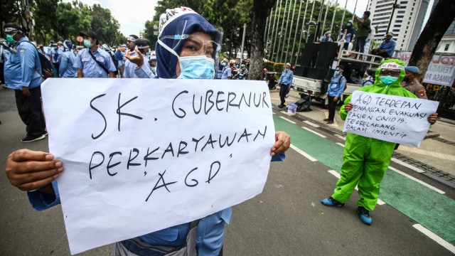 Pekerja Ambulans Gawat Darurat Dinas Kesehatan DKI Jakarta melakukan aksi di depan Balaikota, Jakarta, Kamis (22/10).  Foto: Rivan Awal Lingga/ANTARA FOTO