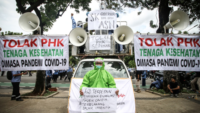 Pekerja Ambulans Gawat Darurat Dinas Kesehatan DKI Jakarta melakukan aksi di depan Balaikota, Jakarta, Kamis (22/10).  Foto: Rivan Awal Lingga/ANTARA FOTO