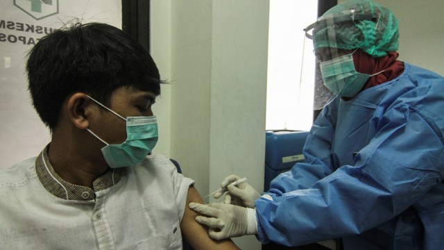 Petugas kesehatan melakukan simulasi suntik vaksin COVID-19 di Puskesmas Tapos, Depok, Jawa Barat, Kamis (22/10). Foto: Asprilla Dwi Adha/ANTARA FOTO