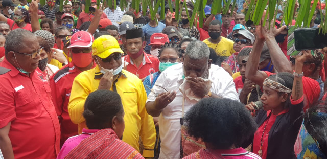 Tampak calon wakil bupati Sorong Selatan, Alfons Sesa (baju puith) menitikan air mata saat peresmian posko di Kampung B