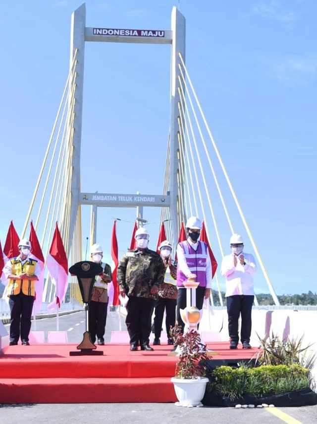 Presiden Joko Widodo meresmikan Jembatan Teluk Kendari yang telah tuntas pembangunannya di Kendari, Sulawesi Tenggara, Kamis (22/10). Foto: Lukas/Biro Pers Sekretariat Presiden