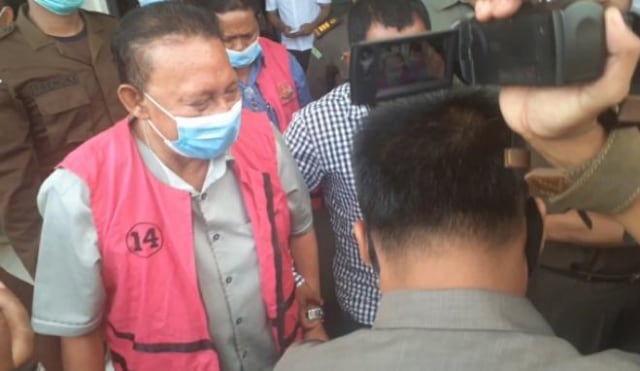 Mantan Wali Kota Kupang, Jonas Salean ditahan resmi ditahan usai ditetapkan tersangka dalam kasus pembagian aset negara. Foto: Ola Keda.