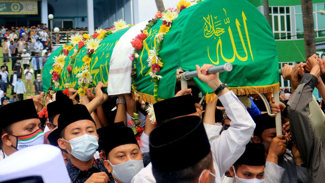 Sejumlah pelayat mengusung keranda jenazah Pimpinan Pondok Modern Darussalam Gontor Abdulllah Syukri Zarkasyi untuk dishalatkan di masjid sebelum dimakamkan di Gontor, Ponorogo, Jawa Timur, Kamis (22/10). Foto: Adi Pratama/ ANTARA FOTO