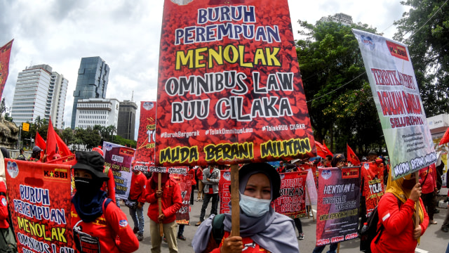 Massa aksi saat unjuk rasa menolak Omnibus Law, di kawasan Jalan Merdeka Barat, Jakarta, Kamis (22/10). Foto: M Risyal Hidayat/ANTARA FOTO