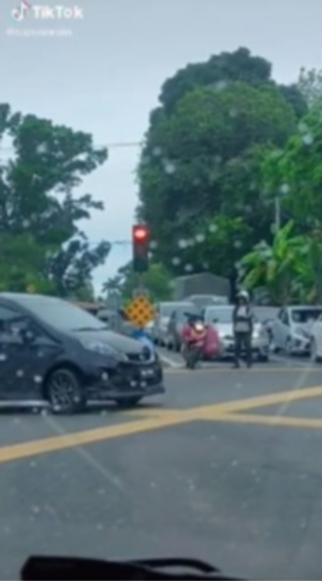 Viral pengendara motor di Malaysia tinggalkan motor dengan berdiri di jalan saat menunggu lampu merah. (Foto: TikTok/@razuanrain)