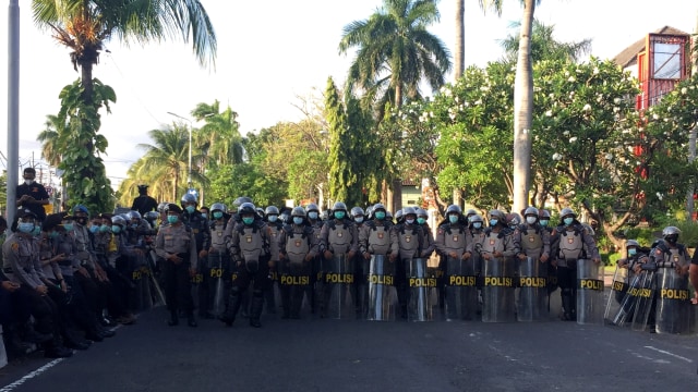 Aksi Pecalang Bantu Polisi Kawal Demo Tolak Omnibus Law di ...