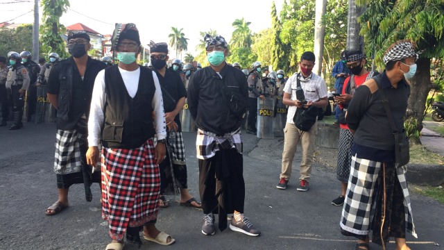 Aksi Pecalang mengamankan demo tolak Omnibus Law di Bali, Kamis (22/10). Foto: Denita br Matondang/kumparan