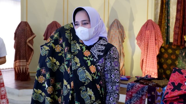 Terobosan Saat Pandemi Dekranasda Lampung  Jual  Batik via 