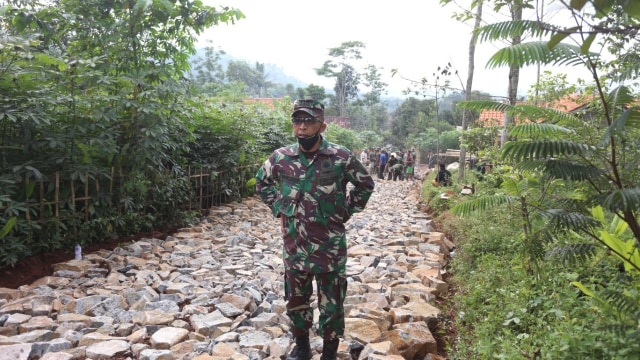 Prajurit Kodam Siliwangi bangun jalan sejauh 3,3 km membelah hutan di Pandeglang. Foto: Dok. Kodam III/Siliwangi