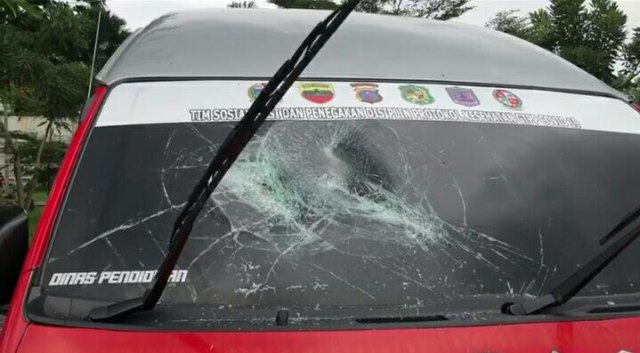 Mobil Satgas Covid-19 dirusak saat melakukan razia. Foto: Istimewa