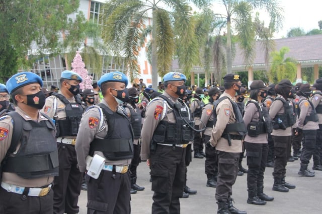 Petugas Polresta Palangka Raya saat melakukan penjagaan di kantor DPRD Kaltenf, Kamis (22/10). 